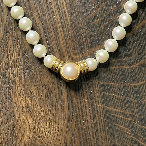 𝐁𝐔𝐘 𝐎𝐑 𝐁𝐘𝐄 @ 2pm EST💥‼️ Christian Dior Pearl necklace w/ button closure - Picture 6 of 8